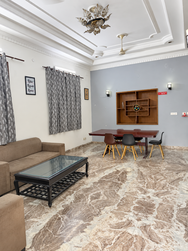 GableStay lounge with sofas and a dining table